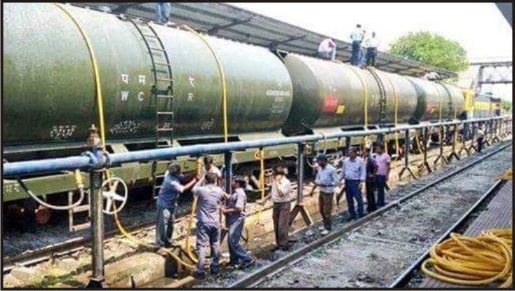 Photo of पांच लाख लीटर पानी लेकर मराठवाड़ा के लातूर में पहुंची  विशेस ट्रेन .
