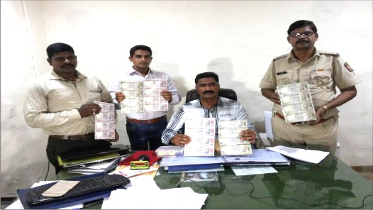 Photo of पालघर के वाडा में लाखो नकली नोट के साथ  पश्चिम बंगाल के दो युवक गिरफ्तार,