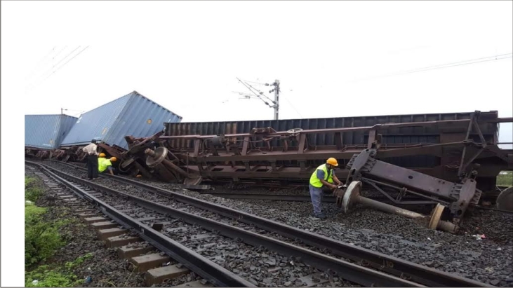 Photo of दहानू में मालगाड़ी ट्रेन का डिब्बा गिरने से वेस्टर्न रेलवे 9 घंटे ठप्प .