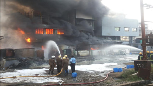 Photo of बोईसर MIDC में आग लगने से तीन कंपनी जल कर हुयी खाक .