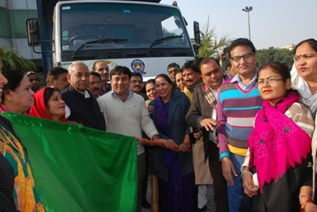 Photo of ईडीएमसी ने स्वच्छ भारत मिशन के अंतर्गत 10 नये टिप्पर ट्रकों को दिखाई हरी झंडी