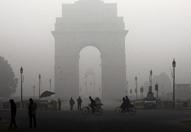 Photo of दिल्ली में शीत लहर, कोहरे से ट्रेनों और उड़ानों पर असर