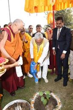 Photo of दलाई लामा ने बुद्ध स्मृति पार्क में लगाया बोधि वृक्ष, कहा-बिहार से गुरू-शिष्य का नाता