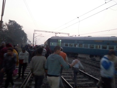 Photo of 37 दिन बाद ही कानपुर में फिर रेल हादसा, यात्रियों की सुरक्षा पर उठे सवाल !