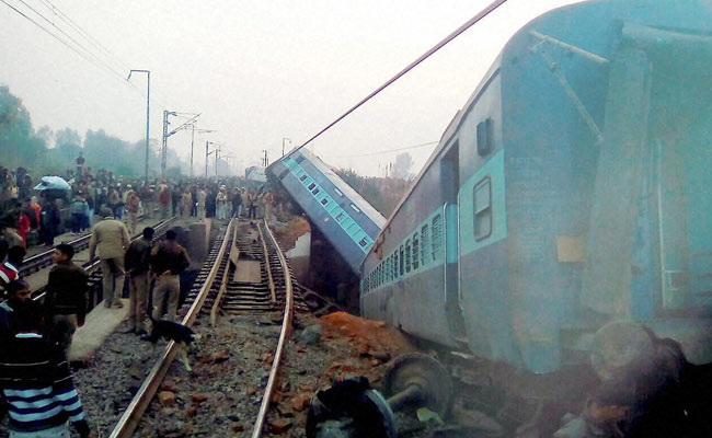 Photo of टूटी पटरियों पर दौड़ रही ट्रेनों के चलते हो रहे हादसे