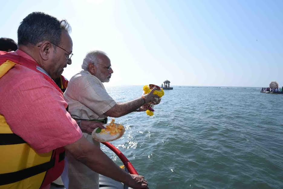 Photo of अरबी समुद्रातील आंतरराष्ट्रीय शिवस्मारकाचे पंतप्रधान नरेंद्र मोदी यांच्या हस्ते जल-भूमिपूजन