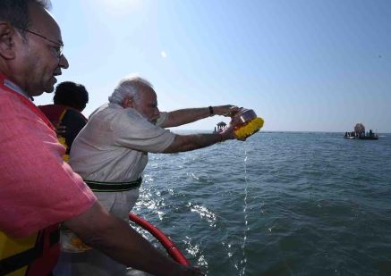 Photo of प्रधानमंत्री ने किया अरब सागर में शिवस्मारक का जलपूजन