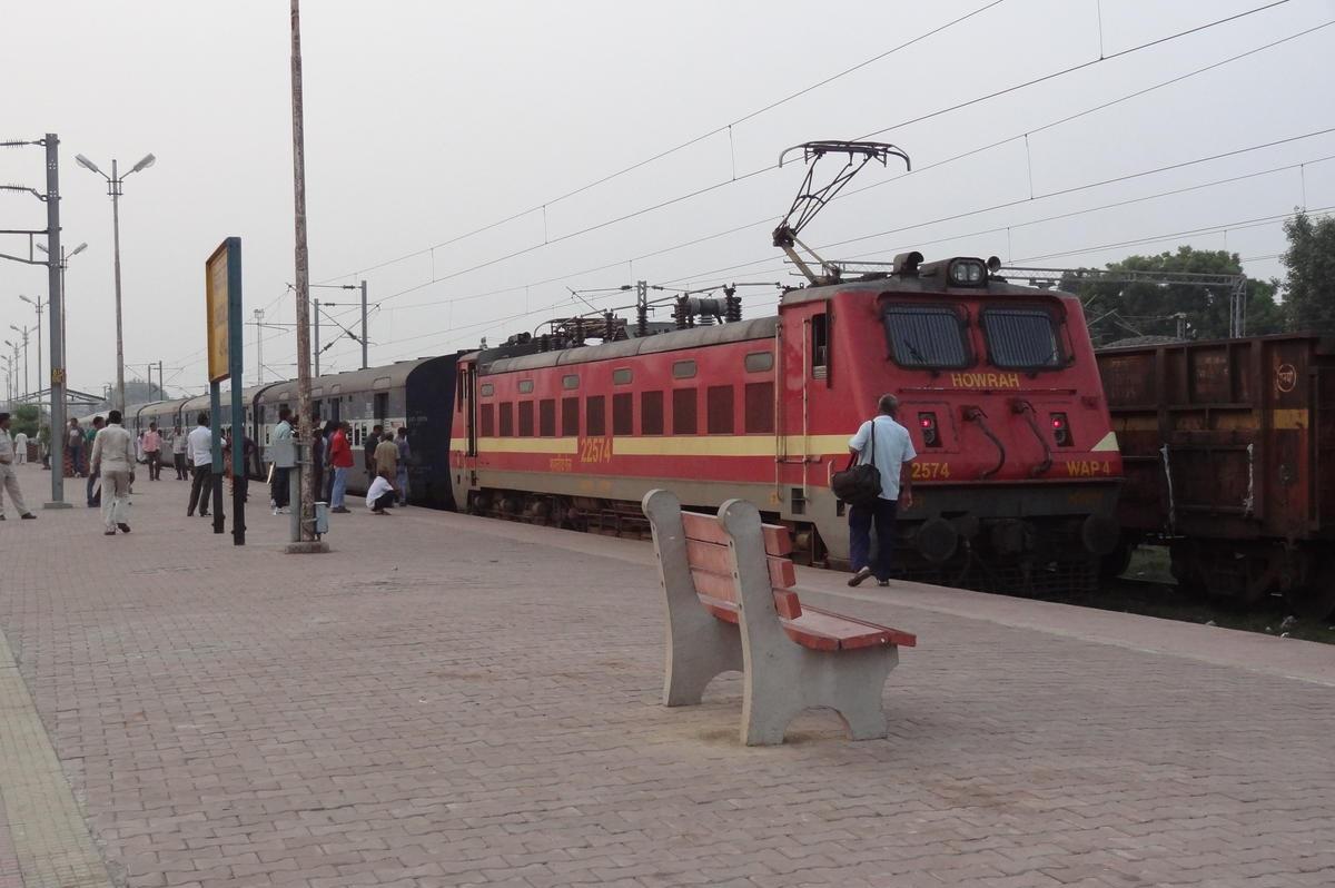 Photo of सुविधाओ के अभाव में ट्रेन के आगे लेट गए यात्री , रोकी गई चम्बल एक्सप्रेस