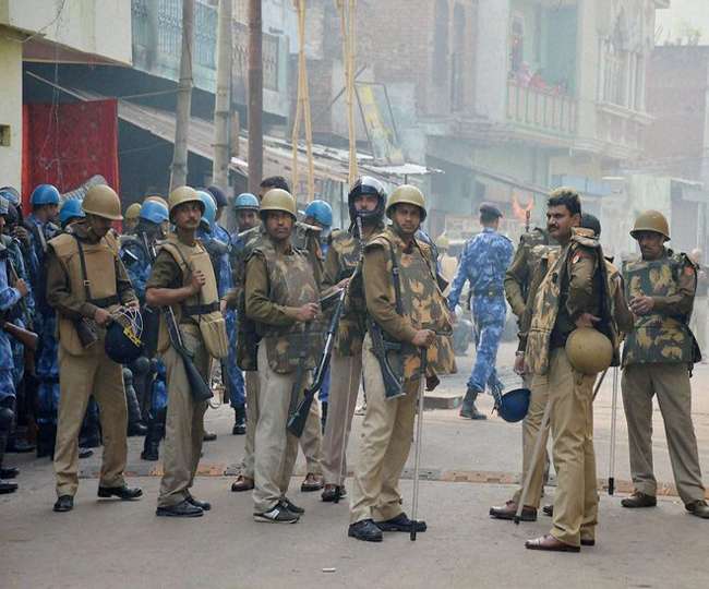 Photo of सांप्रदायिक तनाव के चलते पुलिस की निगरानी में खोला गया  स्कूल .