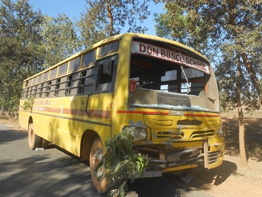 Photo of ट्रक और स्कूल बस की भिड़ंत, 25 बच्चे घायल