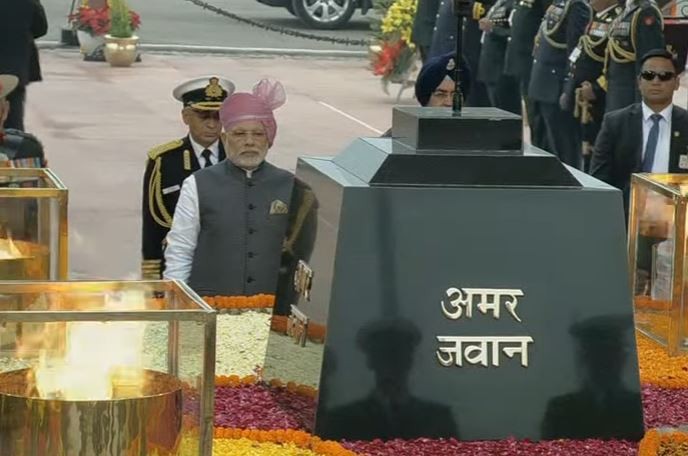 Photo of गणतंत्र दिवस : PM के साथ तीनों सेना प्रमुखों ने अमर जवान ज्योति पर शहीदों को श्रद्धांजलि दी.