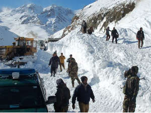 Photo of जम्मू: भारी हिमस्खलन की चपेट में आया आर्मी कैम्प, मेजर सहित 5 जवानों की मौत!