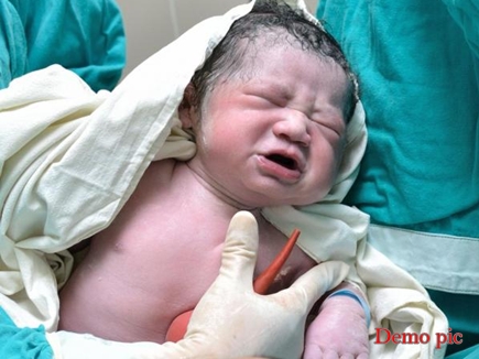 Photo of हॉस्पिटल की लापरवाही की वजह से महिला ने रिक्शे में दिया बच्चे को जन्म !