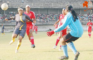Photo of महिला फुटबॉल लीग : राइजिंग स्टूडेंट और ईस्टर्न स्पोर्टिंग ने जीत से खाता खोला.