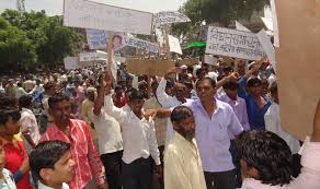 Photo of सपा मुखिया के आवास के बाहर सैफी समाज ने किया प्रदर्शन