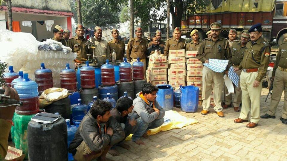 Photo of जौनपुर पुलिस ने तीन लोगो को गिरफ्तार करके लाखो का शराब किया जप्त .