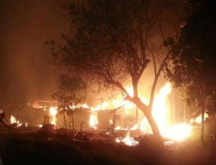 Photo of जमालदिपुर में आग लगने से 12 घर जलकर हुए राख