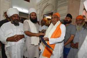 PATNA, OCT 23 (UNI):- Bihar Chief Minister Nitish Kumar receiving sword during visit Ballila Gurudwara to mark the 350th birth anniversary of Sikhs tenth master Guru Gobind Singh in Patna on Sunday. UNI PHOTO-8U