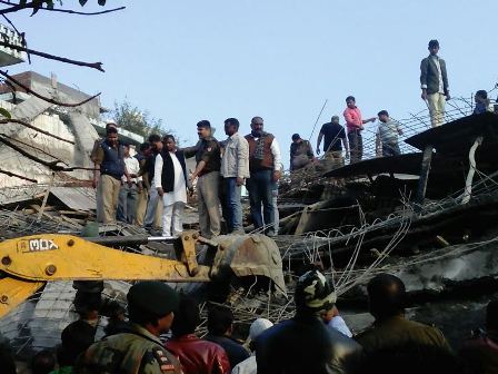 Photo of कानपुर हादसा : अब तक 7 लोगो की मौत , KDA के 5 कर्मचारी निलंबित.