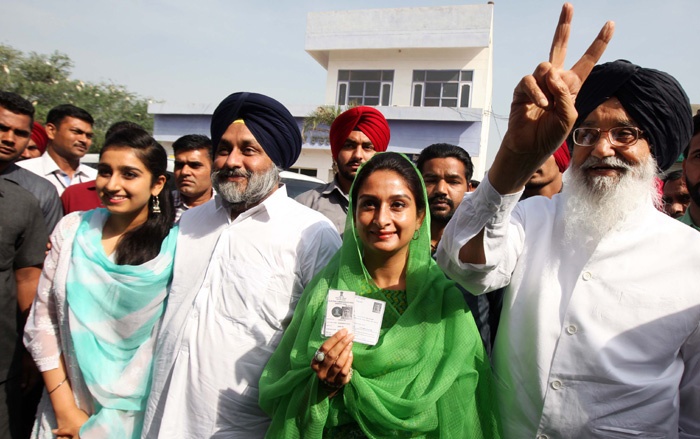 Photo of पंजाब विधानसभा चुनाव : बादल ने लंबी में तो अमरिंदर ने पटियाला में डाला वोट.