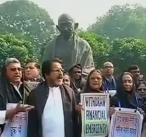Photo of नोटबंदी पर तृणमूल ने किया संसद परिसर में विरोध प्रदर्शन.