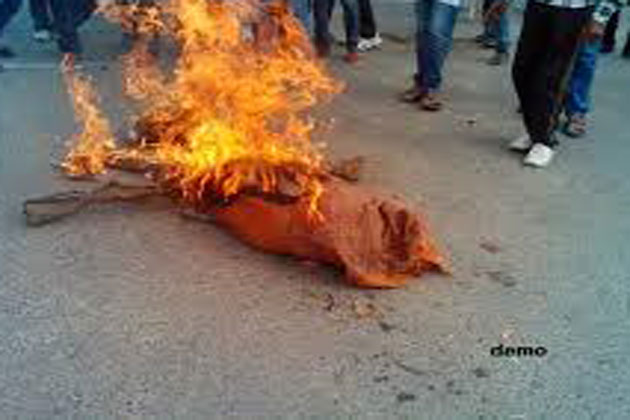 Photo of गैस की बढ़ी कीमतों पर कांग्रेसियों ने फूंका केन्द्रीय मंत्री का पुतला.