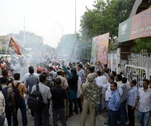 Photo of फर्जी वोट डालने को लेकर आपस में भिड़े सपा-भाजपा कार्यकर्ता , गोलीबारी में एक घायल.