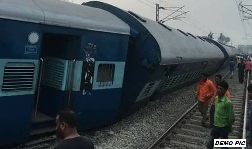 Photo of चालक की लापवाही से आपस में टकराए रेल के डिब्बे , 10 यात्री घायल
