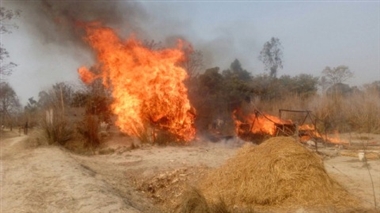Photo of गुवाहाटी के बिरूबाड़ी में आग लगने से पांच घर जले.