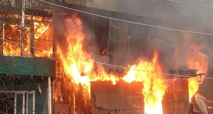 Photo of टिहरी हाउस में लगी भीषण आग, कई दुकानें जलकर खाक.