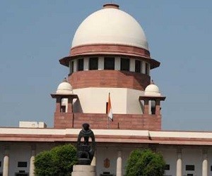 Photo of असम में नागरिकता और अवैध आप्रवासियों का मामला , SC ने संविधान पीठ को रेफर किया .