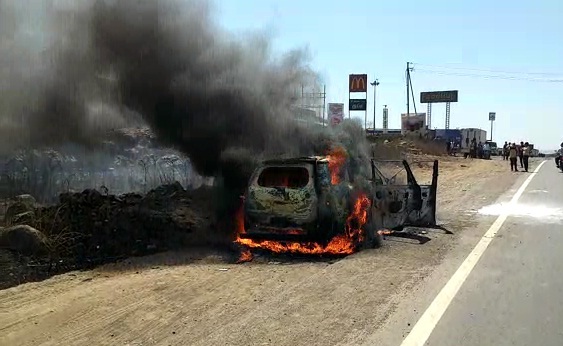 Photo of मनोर में राष्ट्रिय महामार्ग पर आग लगने से कार जलकर हुई खाक, आग को लेकर सस्पेंस बरक़रार .