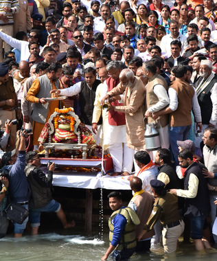 Photo of उत्तराखंड : मुख्यमंत्री ने की गंगा आरती और घाट की सफाई.