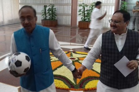 Photo of जब भाजपा संसदीय दल की बैठक में फुटबॉल के साथ पहुंचे विजय गोयल