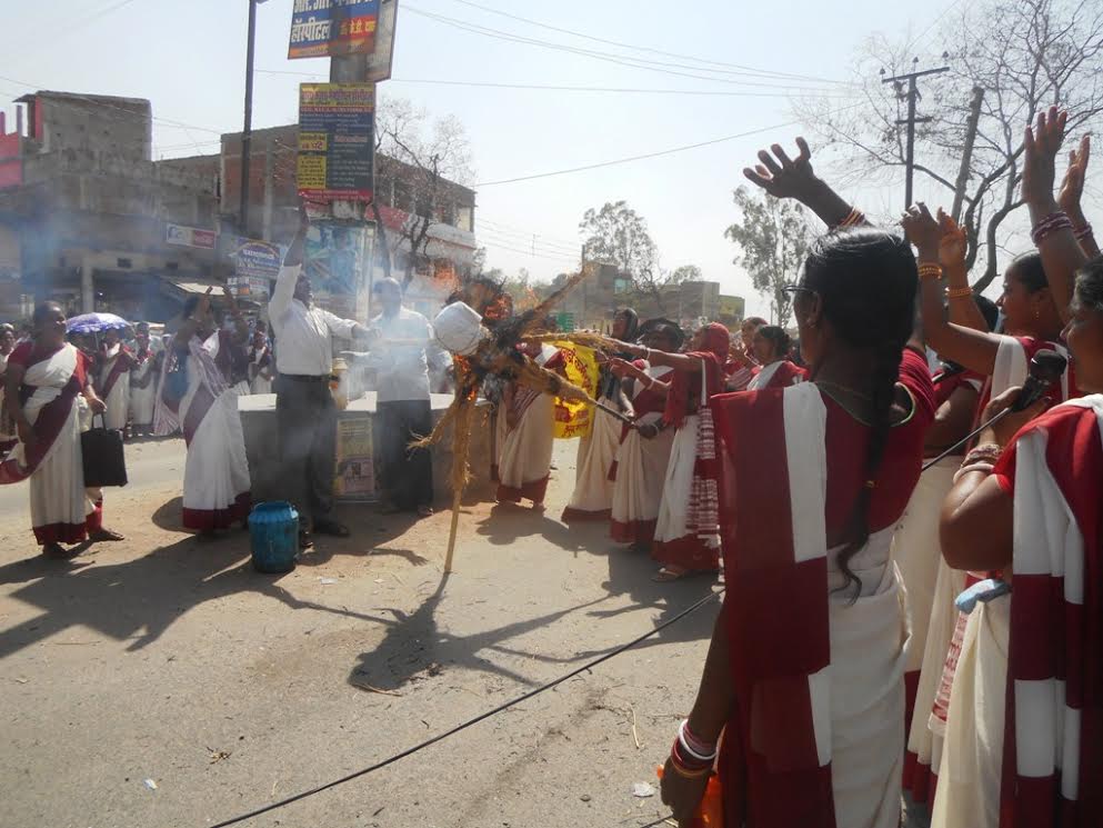 Photo of अपनी मांगों के समर्थन में , मुख्यमंत्री का किया पुतला दहन.