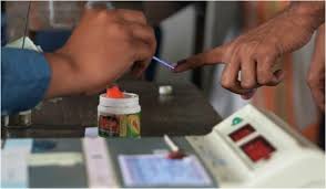 Photo of लोहाघाट विधानसभा के बूथ कर्णकरायत पर मतदान जारी