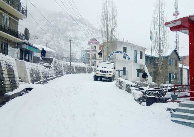 Photo of उत्तराखंड : चोटियां फिर बर्फ से लकदक, ठंड बढ़ी .