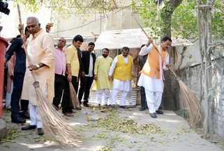 Photo of भाजपा के 37वे स्थापना दिवस पर दिया गया स्वच्छता का सन्देश
