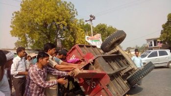 Photo of श्रद्धालुओं से भरी ट्रैक्टर ट्राली पलटी, तीन लोगों की मौत