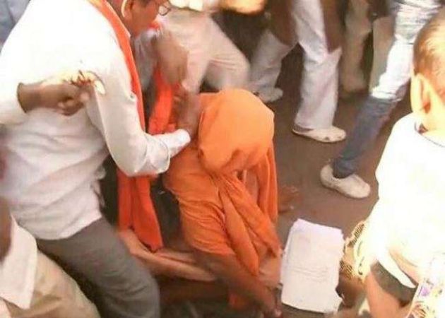 Photo of CM योगी के जनता दरबार में मची अफरा-तफरी, धक्का-मुक्की में घायल .