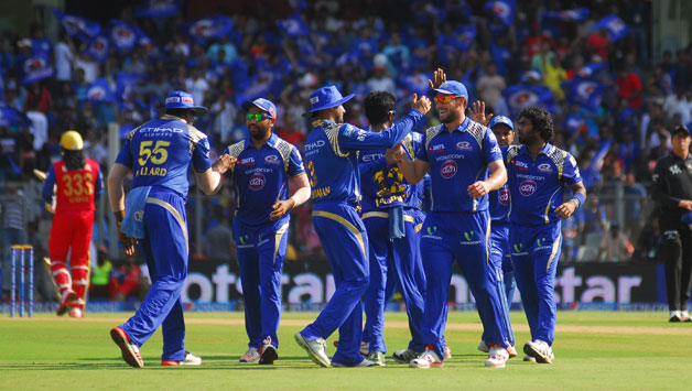 Photo of मुम्बई इंडियंस के सामने बेंगलोर ने 143 रनों का लक्ष्य रखा