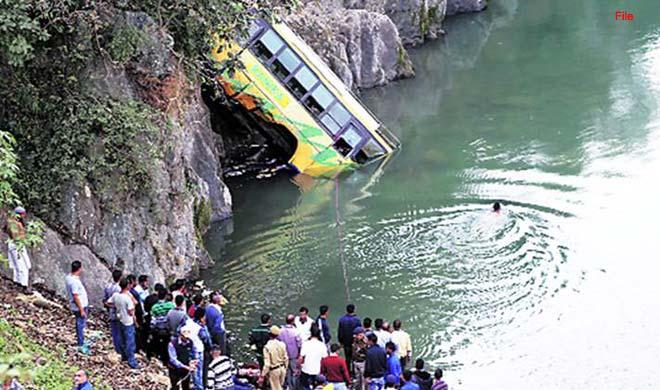 Photo of हिमाचल प्रदेश : नदी में बस गिरने से 44 यात्रियों की मौत