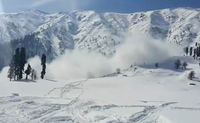 Photo of श्रीनगर : बटालिक सेक्‍टर में बर्फ में दबी सैन्य चौकी, दो जवानों की मौत