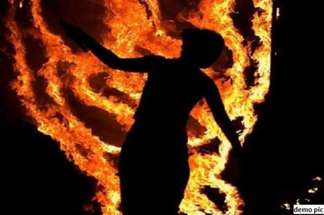Photo of पानी को लेकर महिला ने खुद को जिंदा जलाया !