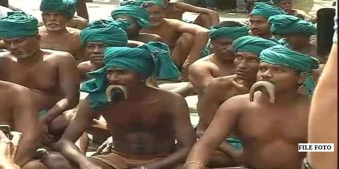 Photo of मंगलसूत्र तोड़कर तमिलनाडु के किसानों ने किया प्रदर्शन