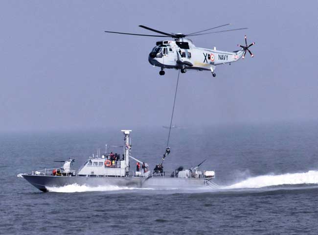 Photo of नौसेना ने समुद्र में फंसे चार खलासियों को बचाया