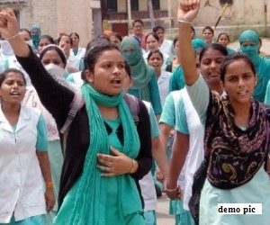 Photo of इंसाफ के लिए नर्सिंग की छात्राओं ने CM आवास के बाहर किया प्रदर्शन