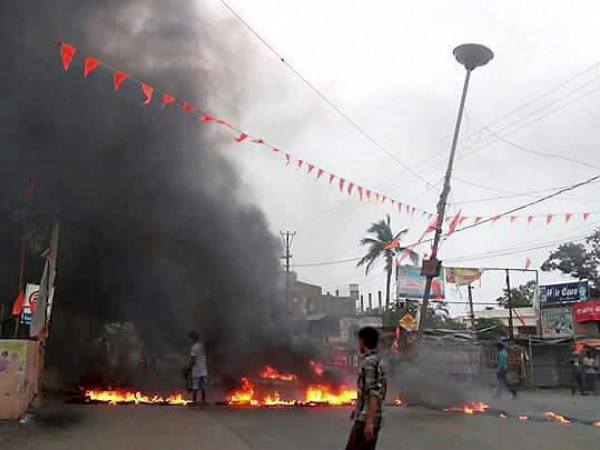 Photo of ओडिशा में राम-सीता पर टिप्पणी करने पर सांप्रदायिक हिंसा , शहर में कर्फ्यू .