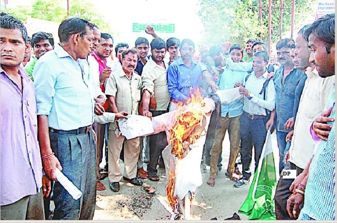 Photo of पाक पीएम का पुतला फूंका, कुलभूषण जाधव की फांसी का विरोध