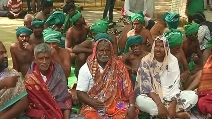 Photo of तमिलनाडु के किसानों ने जंतर-मंतर पर साड़ी पहन किया प्रदर्शन !